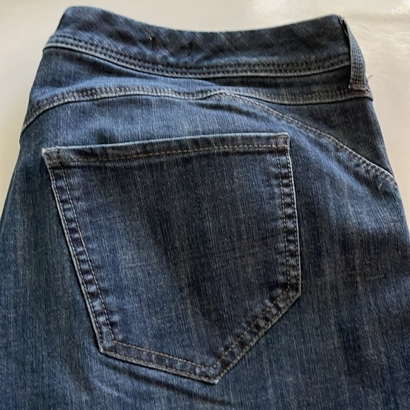 Curves 360 by NYDJ Boost Bermuda Sorts High Rise Size 16 - Picture 14 of 16